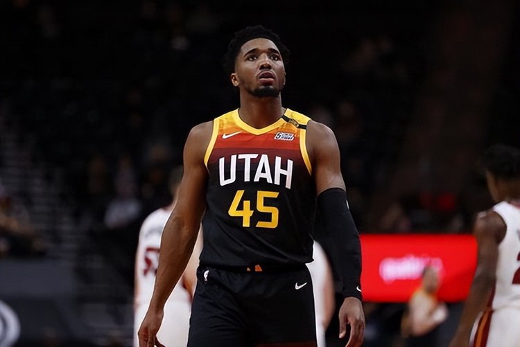 球迷们不仅 球迷们不仅